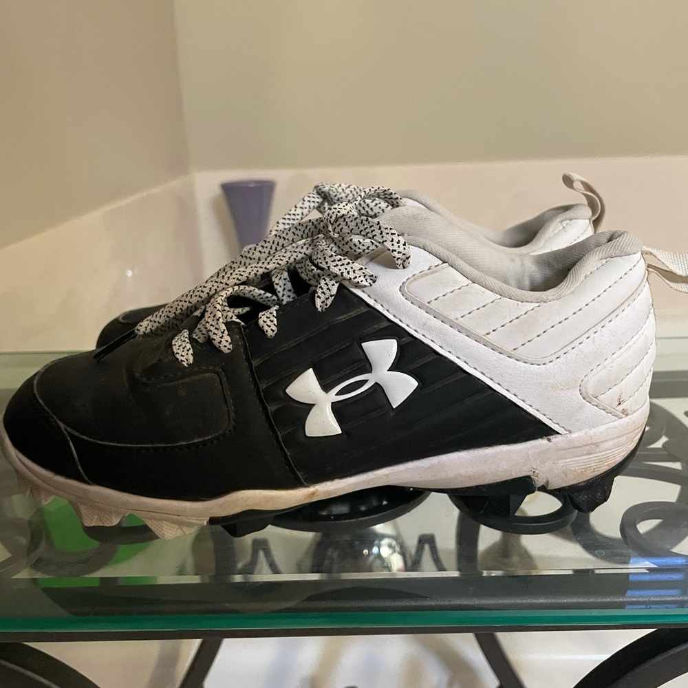 Under armor cleats black /white EUC! 4.5Y